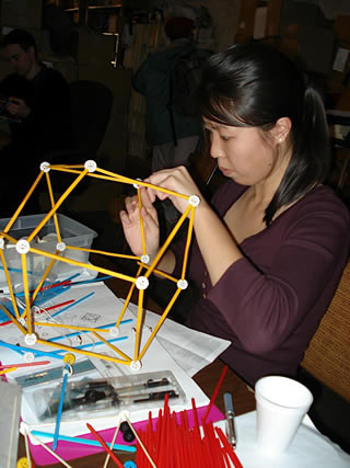 Una joven trabaja con geometría constructiva