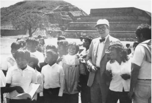 Lyndon LaRouche visita las pirámides de Teotihuacán