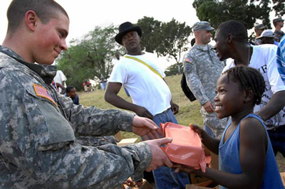 soldado estadounidense reparte alimentos a los haitianos